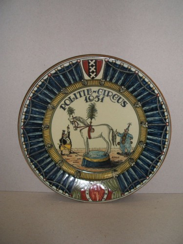 Bord met afbeelding van circus en wapen van Amsterdam